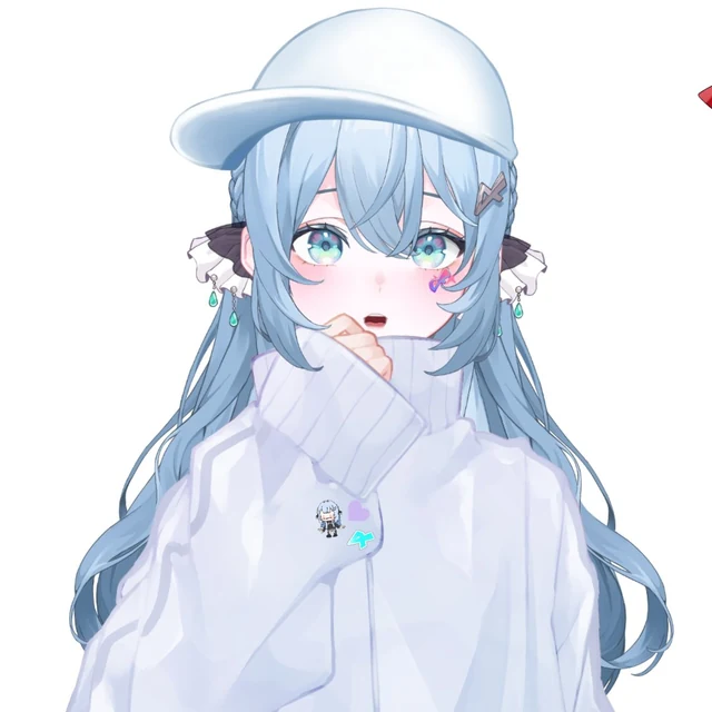 白いキャップと白いジャケットのめめが、口元に指をあてて小さく笑う。