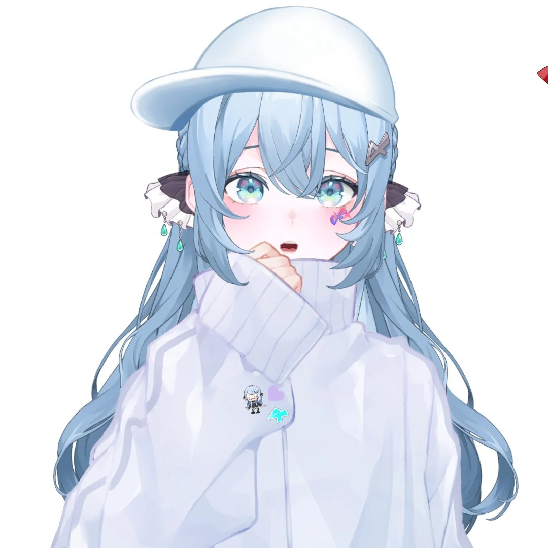 白いキャップと白いジャケットのめめが、口元に指をあてて小さく笑う。